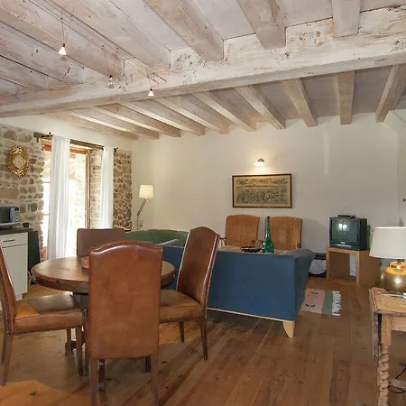 Prázdninový dům Gite With Studio On An Estate With Heated Pool